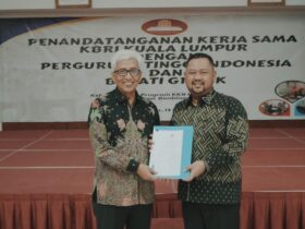 Teks foto : Bupati Gus Yani (kanan) Teken MoU dengan Hermono Duta Besar KBRI Malaysia (kiri).(Ist)