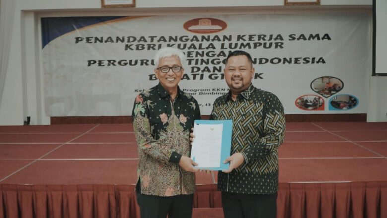 Teks foto : Bupati Gus Yani (kanan) Teken MoU dengan Hermono Duta Besar KBRI Malaysia (kiri).(Ist)