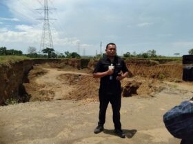 Teks: Lokasi tambang galian yang berada di bawah jaringan Sutet dan sudah mepet dengan tiang jaringan.(blok-a.com/Syahrul Wijaya)