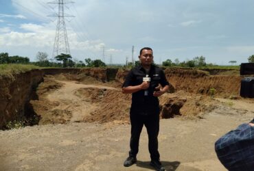 Teks: Lokasi tambang galian yang berada di bawah jaringan Sutet dan sudah mepet dengan tiang jaringan.(blok-a.com/Syahrul Wijaya)