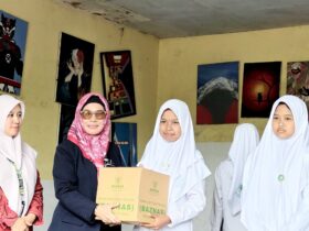 Kepala DKP Kabupaten Malang, Mahila Surya Dewi saat memberikan bantuan kepada siswi MTS-Al Khalifah (DKPforblok-a.com)