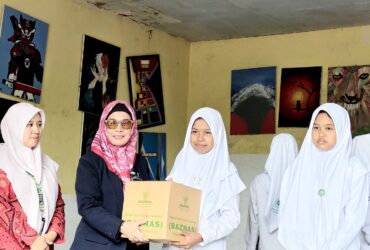 Kepala DKP Kabupaten Malang, Mahila Surya Dewi saat memberikan bantuan kepada siswi MTS-Al Khalifah (DKPforblok-a.com)