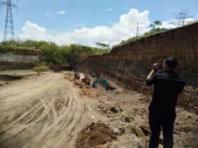 Teks: Lokasi tambang galian C di dusun Mendek,Desa Kutogirang, Ngoro Mojokerto.(blok-a.com/Syahrul Wijaya)
