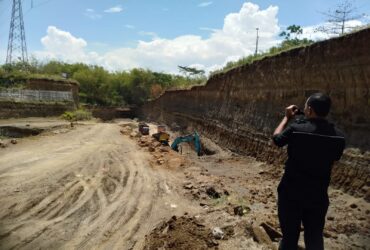 Teks: Lokasi tambang galian C di dusun Mendek,Desa Kutogirang, Ngoro Mojokerto.(blok-a.com/Syahrul Wijaya)