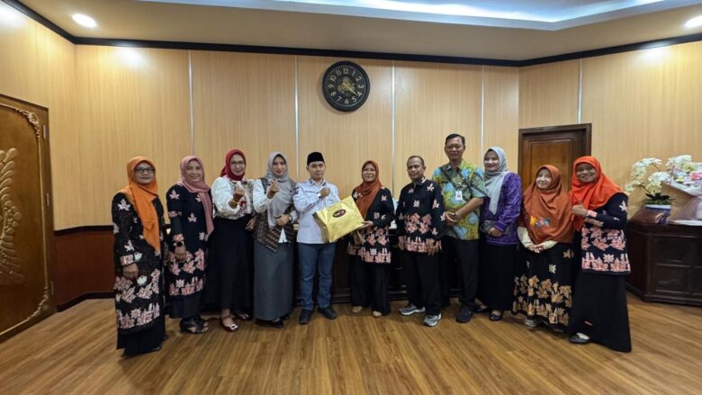 Teks: Bupati Mojokerto menyerahkan bantuan transport kepada Hipemika.(blok-a.com/Syahrul Wijaya)