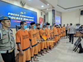 Belasan tersangka kasus peredaran narkotika yang berhasil diamankan kepolisian Polres Malang (blok-a.com / Yogga Ardiawan)
