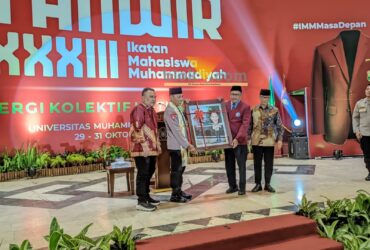 Kapolri, Jenderal Listyo Sigit saat menerima cinderamata dari IMM (blok-a.com / Yogga Ardiawan)