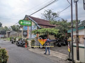 Tampak depan MTs Al-Khalifah yang jadi tempat dugaan keracunan MBG di Malang (blok-a/Yogga Ardiawan)