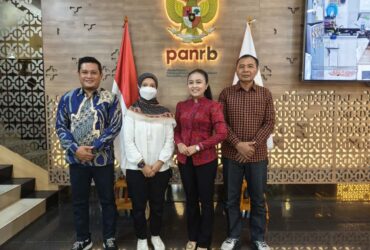 Teks: Pertemuan dan konsultasi ketua dan wakil ketua DPRD kota Mojokerto dengan KemenPAN-RB di Jakarta.(dokumen DPRD kota Mojokerto)