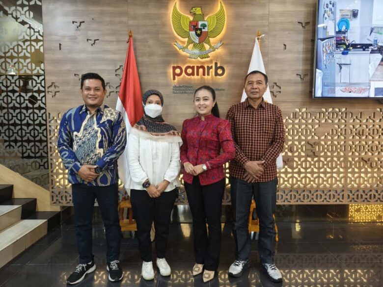Teks: Pertemuan dan konsultasi ketua dan wakil ketua DPRD kota Mojokerto dengan KemenPAN-RB di Jakarta.(dokumen DPRD kota Mojokerto)