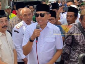Wali Kota Malang, Wahyu Hidayat di tengah massa aksi boikot Trans 7, Rabu (15/10/2025) (blok-a/Bob Bimantara Leander)