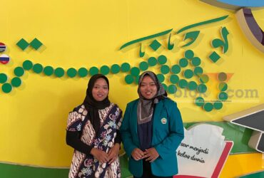 Desy Dwi Setyaningrum dan Defy Dwi Setyaningrum, lulusan Prodi Administrasi Bisnis Fakultas Ilmu Administrasi, Unisma (blok-a/Bob Bimantara Leander)