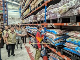 Deputi Bidang Penganekaragaman Konsumsi dan Keamanan Bapanas, Andriko Noto saat melakukan sidak bersama Subdit Indagsi Ditreskrimsus Polda Jatim dan Satgas Pangan Polres Malang (blok-a.com / Yogga Ardiawan)