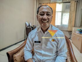 Plt Kepala DPKPCK Kabupaten Malang, Johan Dwijo Saputro saat diwawancarai wartawan blok-a.com (blok-a.com / Yogga Ardiawan)