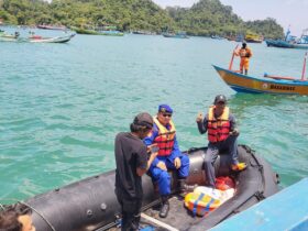 Polairud Polres Malang saat menyusuri laut melakukan pencarian terhadap empat nelayan yang hilang. (Dok. Polairud Polres Malang)