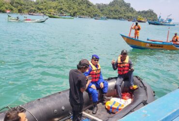 Polairud Polres Malang saat menyusuri laut melakukan pencarian terhadap empat nelayan yang hilang. (Dok. Polairud Polres Malang)