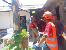 Evakuasi buruh yang tercebur sumur oleh petugas gabungan Kabupaten Malang. (BPBD for blok-a.com)