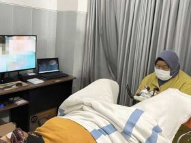dr. Kamalia, Sp.OG, saat mendeteksi kelainan pada leher rahim pasien dengan alat kolposkopi, Senin (6/10/2025). (Humas RSUD)