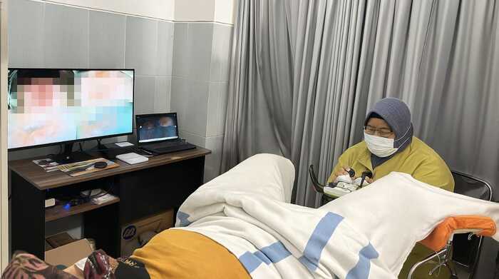 dr. Kamalia, Sp.OG, saat mendeteksi kelainan pada leher rahim pasien dengan alat kolposkopi, Senin (6/10/2025). (Humas RSUD)