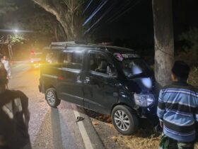 Piket Lantas Polsek Wongsorejo, saat melakukan olah TKP Laka lantas truk kontra mobil di Jalan Raya Situbondo-Banyuwangi, Selasa (7/10/2025).(dok Polsek Wongsorejo)