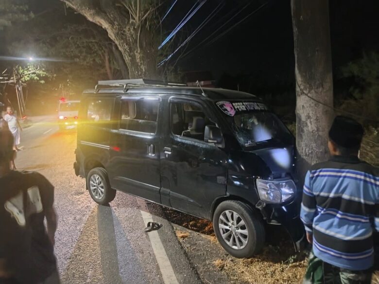 Piket Lantas Polsek Wongsorejo, saat melakukan olah TKP Laka lantas truk kontra mobil di Jalan Raya Situbondo-Banyuwangi, Selasa (7/10/2025).(dok Polsek Wongsorejo)