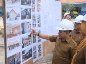 Gus Barra Tinjau Pembangunan Ruang Kelas Baru di SDN Kebondalem Mojosari.(blok-a.com/Syahrul Wijaya)