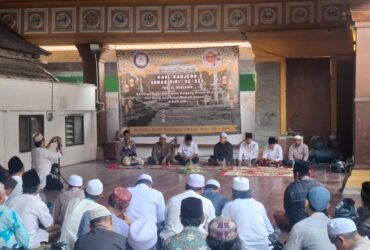 Peringatan haul ke-520 Kanjeng Sunan Giri berlangsung khidmat, puluhan warga dan keluarga besar keturunan gelar tahlilan bersama.(blok-a.com/ivan)