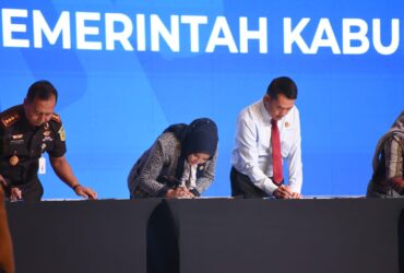 Wakil Bupati Sidoarjo, Mimik Idayana, saat penandatanganan nota kesepakatan Restorative justice.