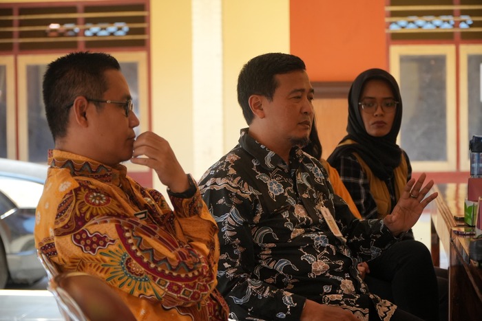 Pejabat RSUD Jombang koordinasi dengan pemerintah desa Temuwulan.(blok-a.com/Syahrul Wijaya)