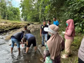 Kondisi bayi dengan tali pusar dan ari-ari yang masih menempel di perut, ditemukan mengambang di permukaan air sungai dan tersangkut batu padas, Minggu (12/10/2025). (blok-a.com/Kuryanto)