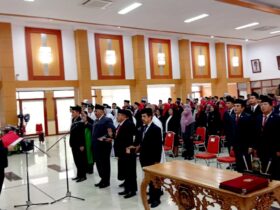 Wali Kota Blitar, Syauqul Muhibbin melakukan mutasi sebanyak 129 PNS dalam jabatan pimpinan tinggi pratama, jabatan administrator, jabatan pengawas, dan jabatan fungsional, di Balai Kusumawicitro. (blok-a.com/Fajar)