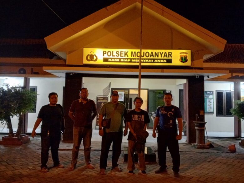 Pelaku saat diserahkan ke Polsek Mojoanyar, Mojokerto.(blok-a.com/Syahrul Wijaya)
