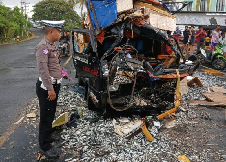 Kondisi mobil pikap Mitsubishi L300 bermuatan boks ikan usai tabrakan adu banteng dengan truk Box Santri di Jalan Raya Banyuwangi–Situbondo, Kamis (16/10/2025).(blok-a.com/Kuryanto)