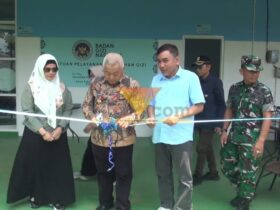 Bupati Malang, HM Sanusi bersama Dewan Pembina Yayasan Pendidikan Kota Malang, Djoni Sudjatmoko saat peresmian SPPG di Kidal Tumpang. (blok-a.com/Yogga Ardiawan)