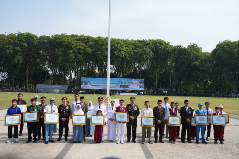 Upacara puncak Hari Jadi ke-348 Kabupaten Bijonegoro di Alun-Alun Bojonegoro, Senin (20/10/2025)