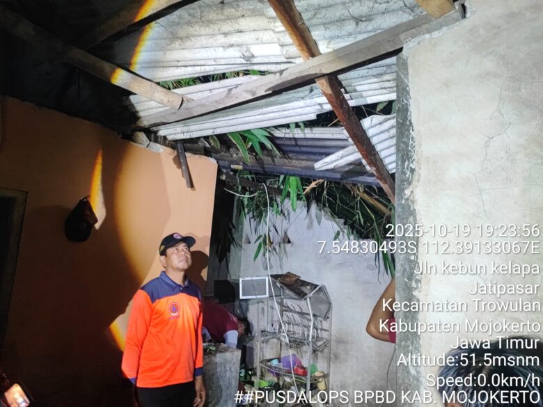 Rumah warga yang rusak akibat terkena hujan disertai angin kencang yang mengguyur wilayah Mojokerto.(dokumen BPBD Kabupaten Mojokerto)