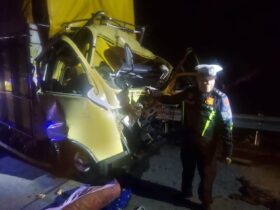 Kondisi truk muatan buah usai menabrak bagian belakang truk kontainer di tol Jomo.(dokumen PJR Polda Jatim)