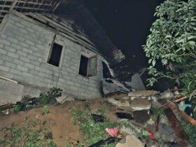 Bencana tanah longsor menimpa rumah milik Mukri, warga Dusun Sumbergondo 2, Desa Tulungrejo, Kecamatan Gandusari, Kabupaten Blitar. (blok-a.com/Fajar)