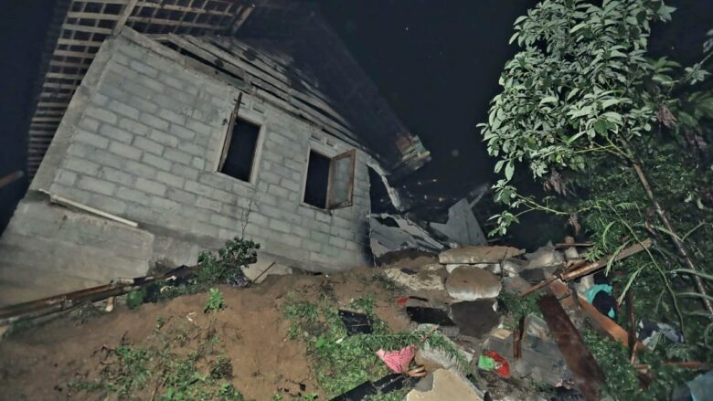 Bencana tanah longsor menimpa rumah milik Mukri, warga Dusun Sumbergondo 2, Desa Tulungrejo, Kecamatan Gandusari, Kabupaten Blitar. (blok-a.com/Fajar)