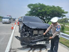 Kondisi mobil Toyota Hilux usai menabrak L300 di tol Jombang - Mojokerto.(dokumen PJR Polda Jatim)