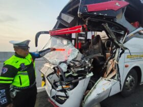 Bus Eka usai menabrak kendaraan tak dikenal di tol Surabaya - Mojokerto Sumo.(dokumen PJR Polda Jatim)