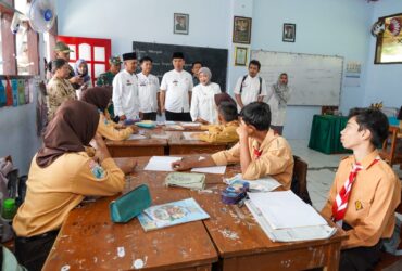 Wakil Bupati Malang, Hj. Lathifah Shohib saat meninjau ke sekolah yang dipilih menjadi Program Sekolah Unggulan. (pro)