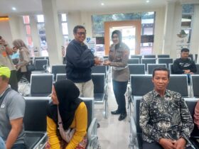 Petugas Satlantas Polres Gresik sosialisasikan aplikasi SIGNAL kepada pengunjung kantor pelayanan SAMSAT.(ist)