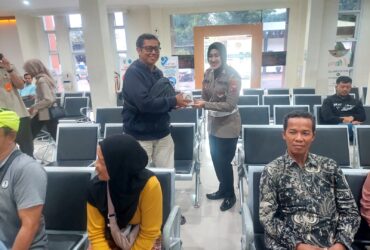 Petugas Satlantas Polres Gresik sosialisasikan aplikasi SIGNAL kepada pengunjung kantor pelayanan SAMSAT.(ist)