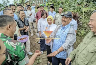 Menteri PPN/Kepala Bappenas, Rachmat Pambudy (batikbiru) didampingi Wakil Bupati Malang, Hj. Lathifah Shohib saat mengunjungi Kebon Kopi, Desa Benjor, Kecamatan Tumpang.(blok-a.com/Yogga Ardiawan)