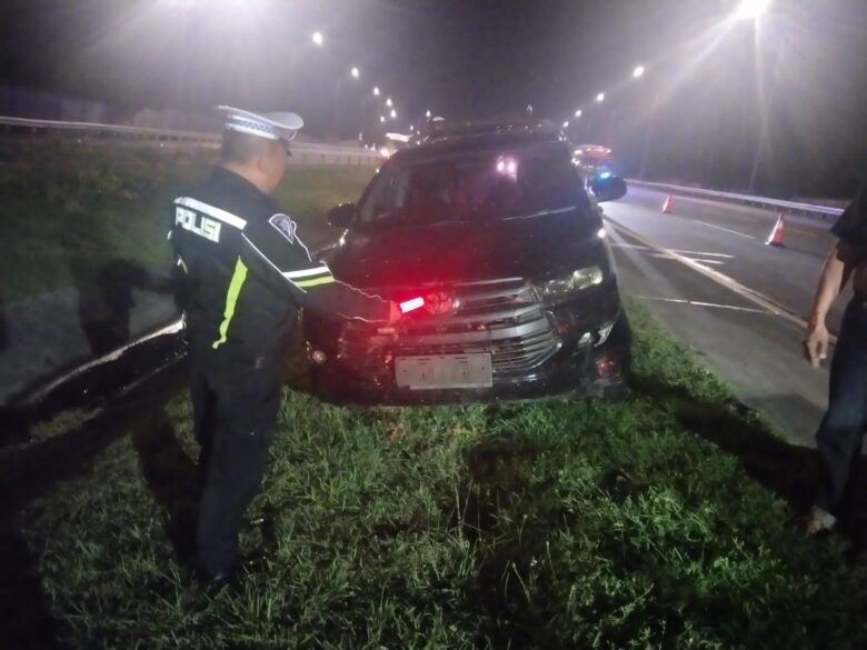 Mobil Toyota Innova yang mengalami pecah ban di tol Jombang - Mojokerto.(dokumen PJR Polda Jatim)
