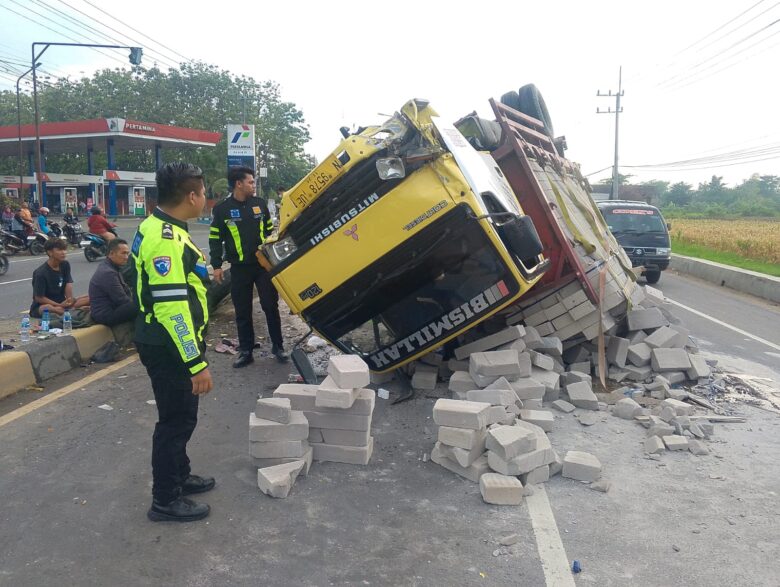 Kondisi truk bermuatan bata ringan yang terbalik usai terlibat laka di jalan raya Miagan, Mojoagung, Jombang. (dokumen lantas Jombang)