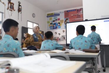 Wakil Bupati Malang, Hj. Lathifah Shohib saat mengunjungi SDN 1 Pagentan Singosari (istimewa)