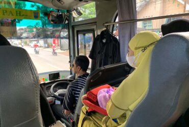 Sopir Bus Halokes, Nanang saat sedang mengendarai bus mengantar siswa Kota Malang ke sekolah (blok-a/Helen)