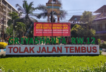 Perumahan Griya Shanta Kota Malang dengan banner penolakan jalan tembus Juni 2025 lalu (blok-a/Yogga Ardiawan)